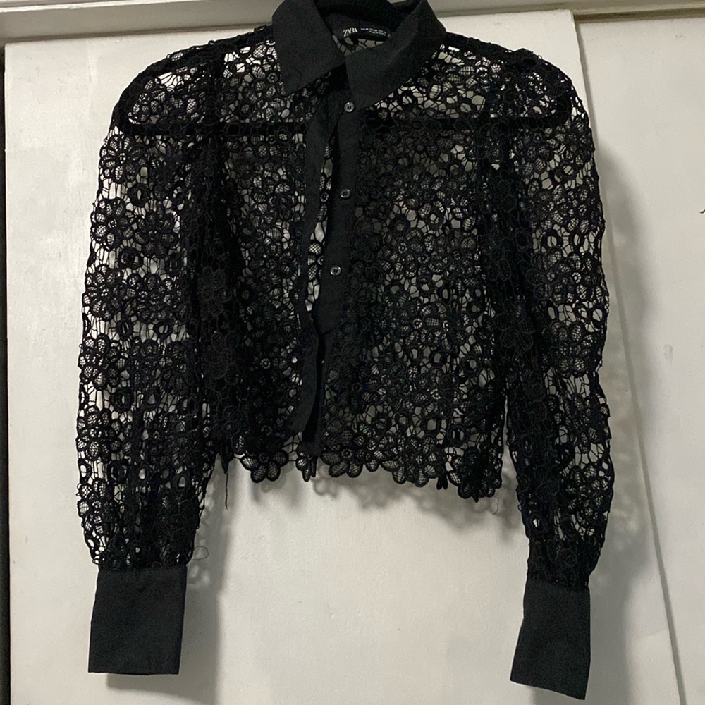 Zara Women’s extra small flower lace button up color black with collar